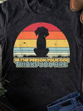 Men's T-Shirt Be The Person Your Dog Thinks You Are Retro Sunset With Silhouette Of Sitting Dog
